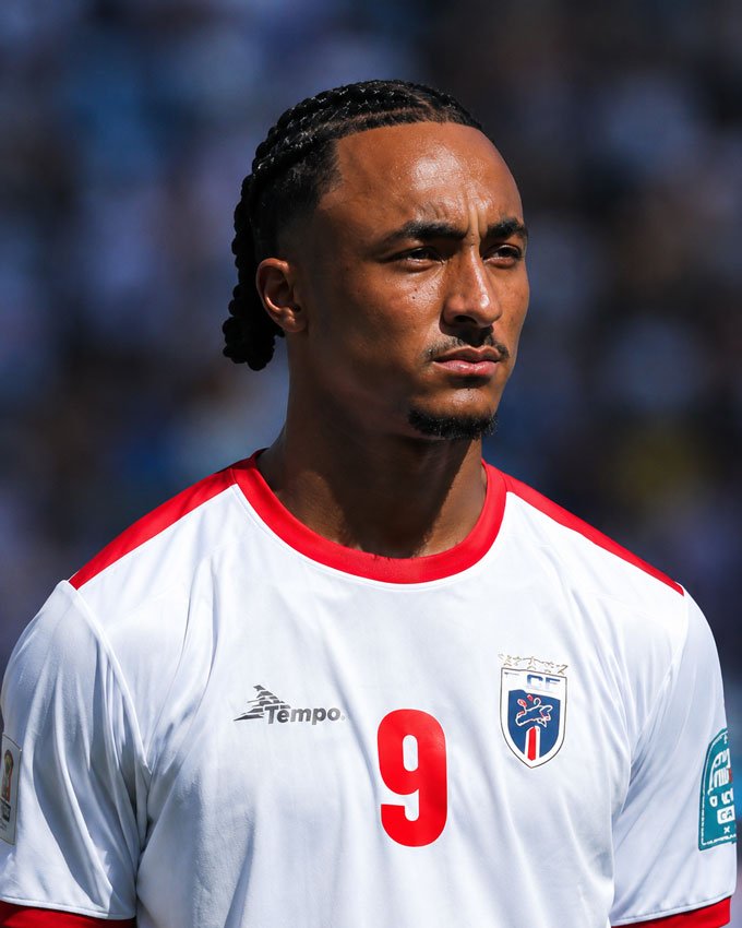 dailon – African Football Soccer player with braided hair wearing a white jersey with red trim and the number 9, on a field. Soccer player with braided hair wearing a white jersey with red trim and the number 9, on a field.